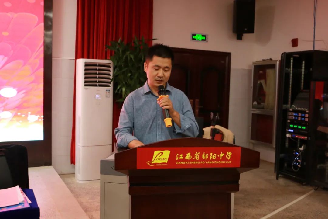 教育文化 正文 鄱阳县政协副主席,鄱阳中学党委书记,校长卓凡在会上作